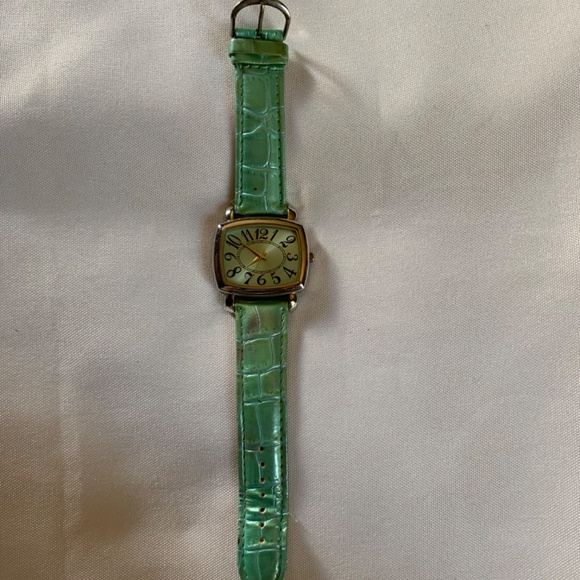 Working Green Pearlescent Watch with Brand New Battery! - Picture 2 of 9